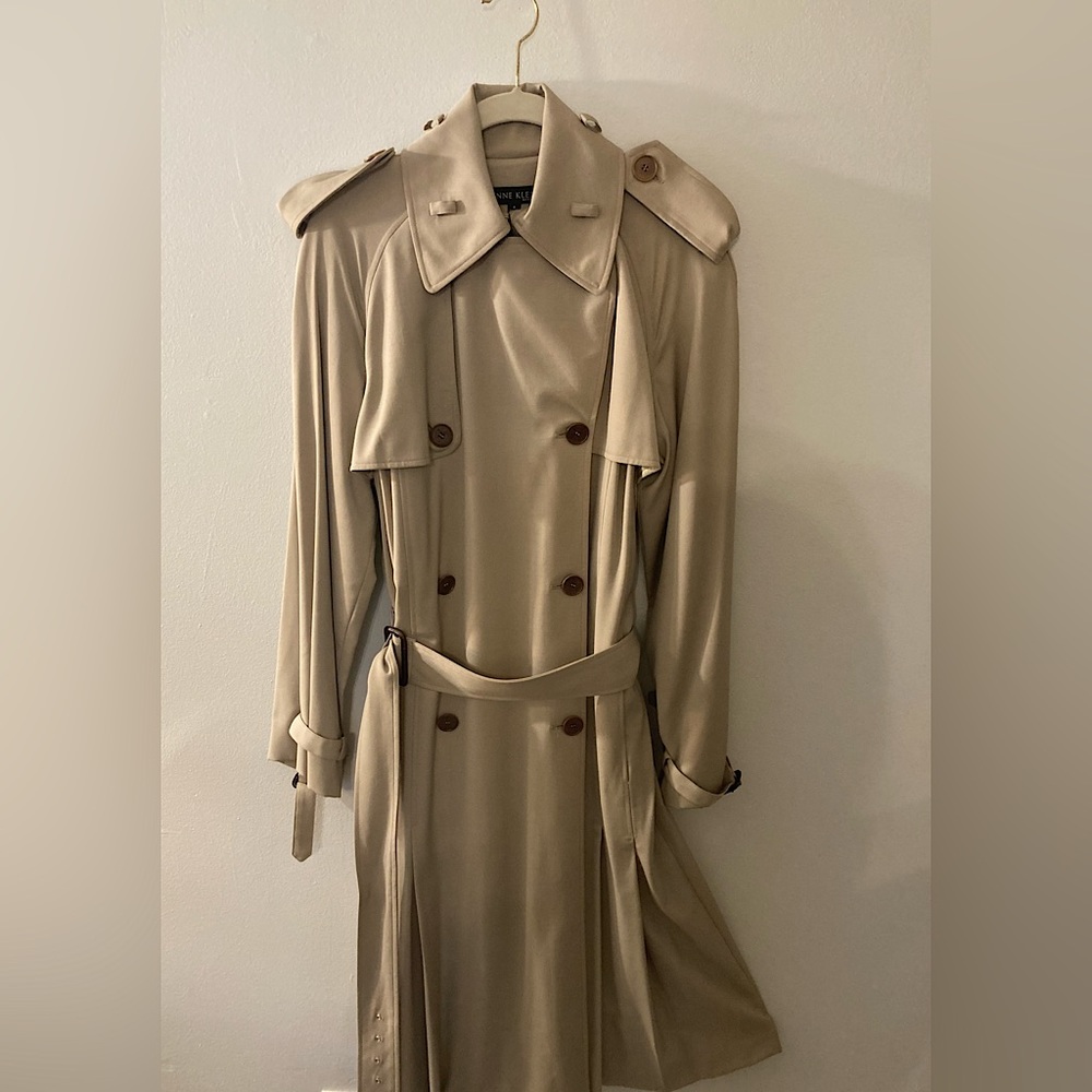 Anne Klein exquisite trench coat in tan beautiful detailing